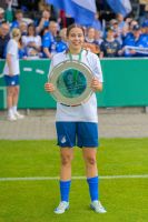 01 TSG Hoffenheim  Marlen mit Pokal.JPG
