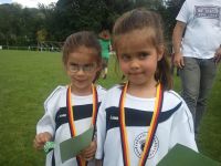 07 Kinderbild mit Schwester und Medaille.JPG